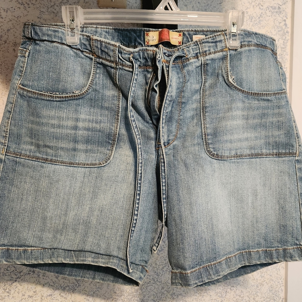 Old Navy Mid Rise Women's Shorts, size 16